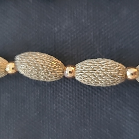 18 inch unique vintage necklace. - Picture 2 of 3